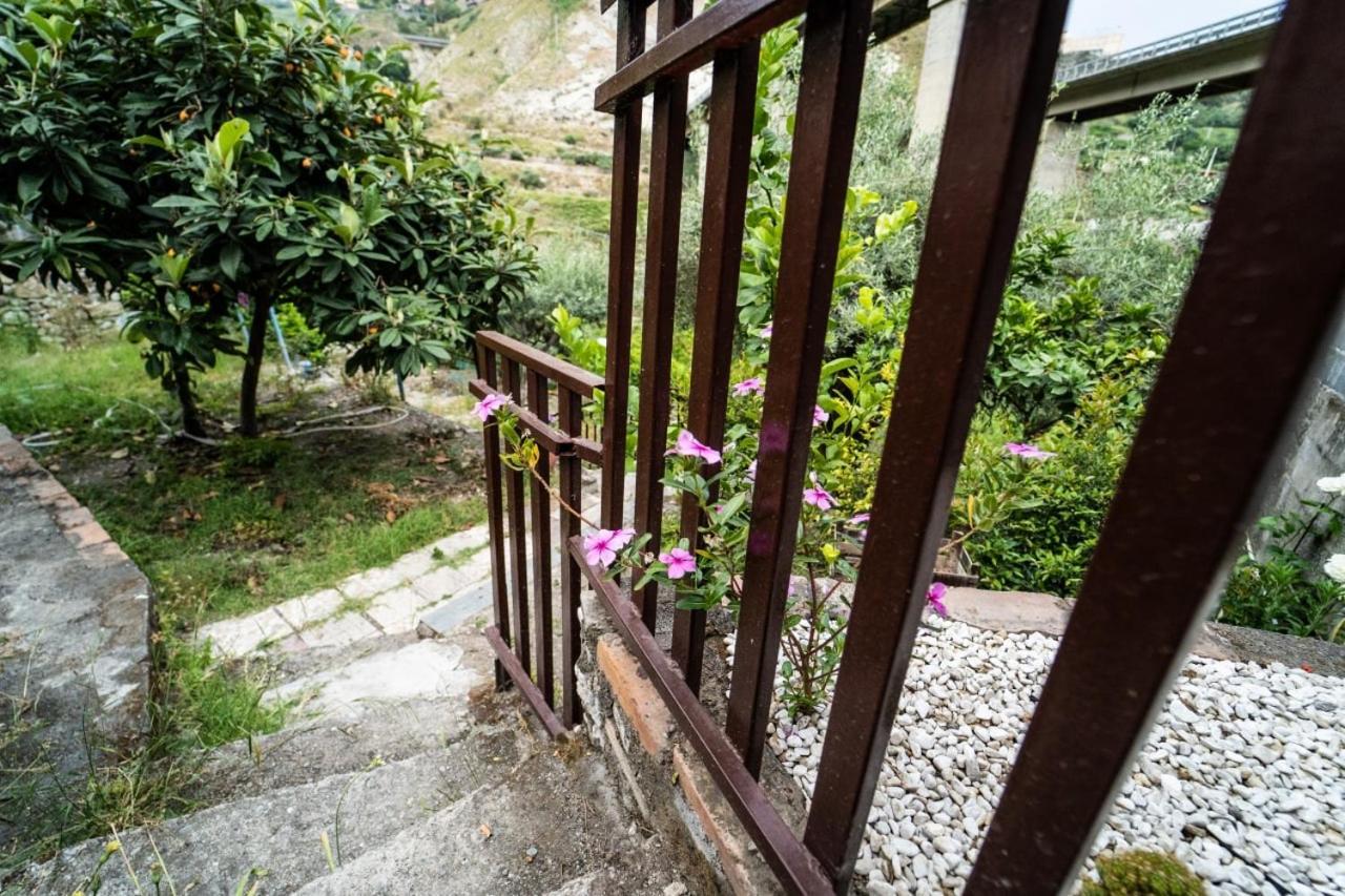Villetta La Pietra Таормина Екстериор снимка